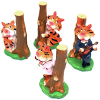 Сувенир Тигр на поляне 8,5см керамика 4 вида HU8095