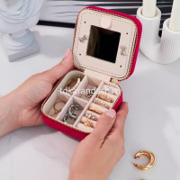 Шкатулка 10х10х5см текстиль, красная Y10605-24 от магазина "Карандаш"