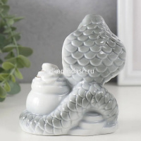 Сувенир "Змея с мешком золота" белый 10,5х9см керамика Y10404-24 от магазина "Карандаш"