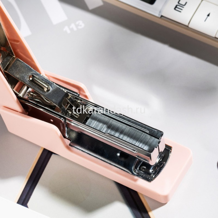 Степлер №24/6,26/6 20л "Nusign" глубина 45мм пластик персиковый NS084-RD от магазина "Карандаш"