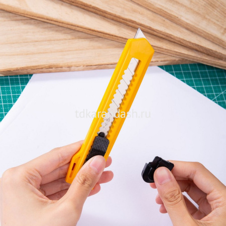 Нож канцелярский 18мм с фиксатором лезвия, пластик E2001 от магазина "Карандаш"