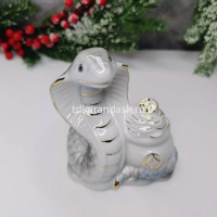 Сувенир "Змея с мешком золота" белый 10,5х9см керамика Y10404-24 от магазина "Карандаш"