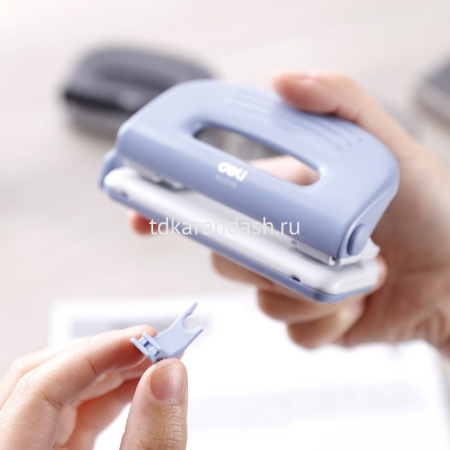 Дырокол "Pro" 10л 2-отв, d-6мм, с линейкой, металл, голубой/белый E0118 от магазина "Карандаш"